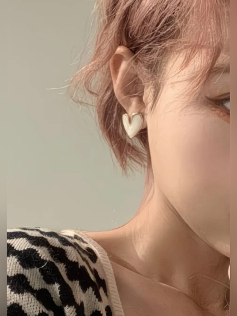 💖White Heart Stud Earrings